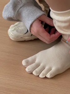 Calcetines con dedos minimalistas de color liso, cómodas medias de yoga pilates suaves y elásticas.