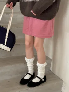 Vue détaillée de chaussettes épandues en tissu éponge côtelé avec volants pour l'automne.
