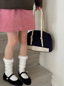 Vue détaillée de chaussettes montantes blanches à volants pour femmes, style automne-hiver.