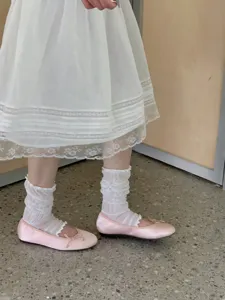 Japanse zoete sokken met ruffles en roze satijnen ballerinas voor stijlvolle dagelijkse outfits.