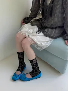 Chaussettes en dentelle à pois noirs, socquettes vintage respirantes en détail.