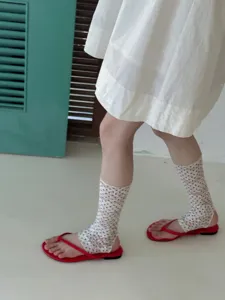 Chaussettes de pieds transparentes en dentelle à pois pour femmes, style rétro élégant.