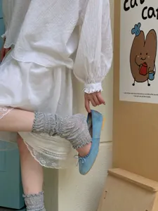 Japanse stijl schattige geruffelde beenwarmers en gestapelde sokken met blauwe ballerina's