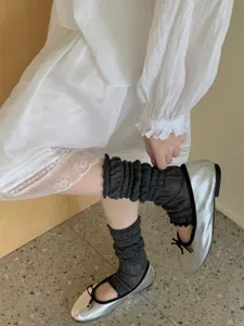 Gedetailleerd overzicht van Japanse geplooide beenwarmers, zachte sokken met zilveren ballerina's.