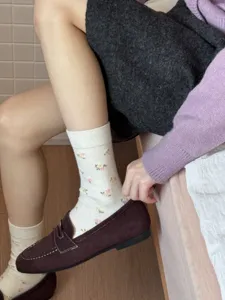 Vintage floral mid-tube socks for women, cozy silk wool thermal socks for autumn and winter.