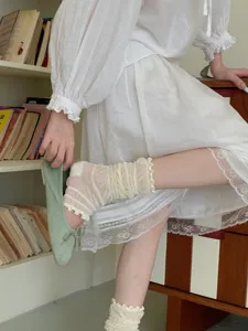 Japanse stijl schattige ruffle beenwarmers detail opname zachte geplooide sokken.