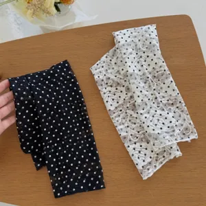Chaussettes étriers en dentelle à pois et roses, élégante mode d'été en maille respirante.