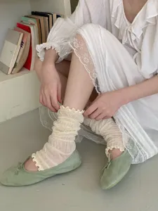 Gedetailleerd overzicht van Japanse stijl geruffleerde beenwarmers, zachte sokken met kant.