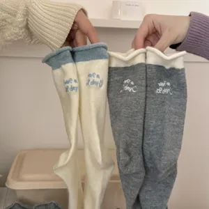 Comode calze a tubo medio in maglia bicolore con ricamo carino, calde e morbide per l'inverno.