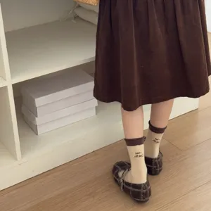 Calze al ginocchio da donna in maglia con bordo arrotolato e design bicolore per inverno.
