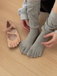 Conjunto de calcetines grises de cinco dedos y calentadores, diseño de algodón cómodo para yoga.