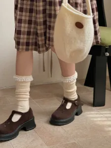Vue détaillée de chaussettes slouch épaissies à volants et rayures verticales pour femmes.