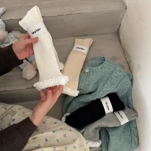 Vue détaillée de chaussettes épaises en bouclette pour femmes avec bordure en dentelle et rayures.