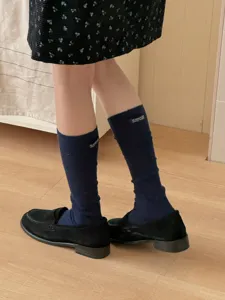 Korean style navy blue crew socks for women, comfortable cotton stacked socks with small woven label.