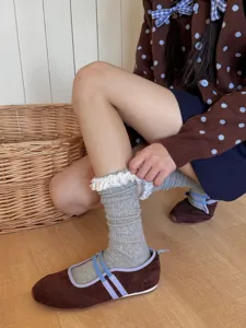 Chaussettes en éponge épaisses rayées verticales à dentelle douce, chaussettes slouch d'hiver.