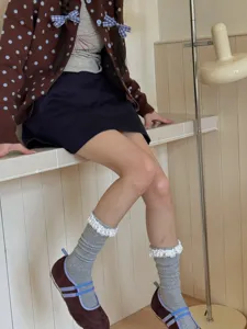 Chaussettes bouclettes épaisses à rayures verticales et dentelle mignonne femme automne hiver.