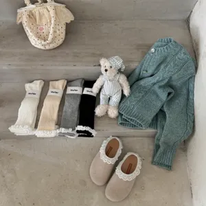 Chaussettes d'hiver douillettes avec bordure en dentelle, cardigan et accessoires assortis.