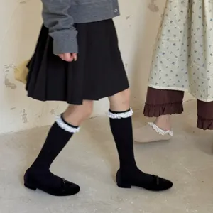 Chaussettes mi-mollet noires douces pour femmes avec bordure en dentelle blanche d'hiver.