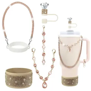Glitzerndes Strass Becher Zubehör Set, Silikon Tassenstiefel, Gurt und dekorative Charm Details.
