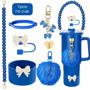 Set accessori per tazza con tracolla di perline blu, copricanna a fiocco e portachiavi pon-pon.