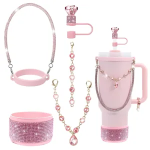 Rosa Strass Tumbler Zubehör Set, Silikon Tassenhülle, Trageriemen und glitzernde Strohhalmkappe.