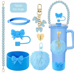 Set di accessori per tazza blu con protezione in silicone copripaglia e simpatici portachiavi