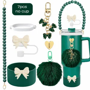 Set accessori per tazza Stanley con cinturino di perle verdi, copertura per panna e pompon.
