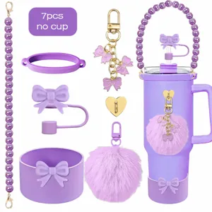 Set di accessori per borraccia viola con base in silicone e simpatici pompon decorativi.