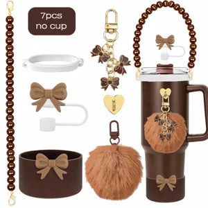 Vista dettagliata del set di accessori per tumbler marrone con cinturino di perle e ciondoli.