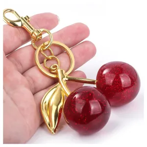 Χαριτωμένο μπρελόκ κεράσι και charm τσάντας με κόκκινα κεράσια από ρητίνη glitter.