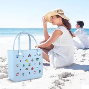 Bolso de playa de EVA azul claro con dijes de verano bolsa de goma impermeable de vacaciones.