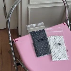 Vue détaillée des chaussettes à étrier àpois IOULOR dans un emballage transparent, coton respirant.