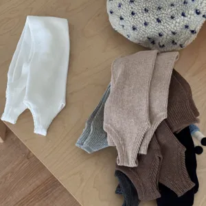 Dettaglio di scaldamuscoli in maglia a coste, calze morbide per outfit alla moda.