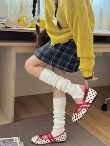 Scaldamuscoli in maglia stile coreano vista dettagliata, morbido accessorio alla moda.
