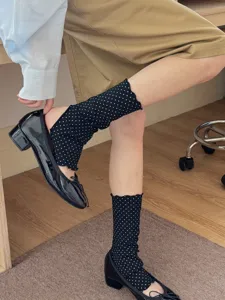 Chics chaussettes à étrier à pois noirs pour femmes, mélange de coton respirant mode tendance.