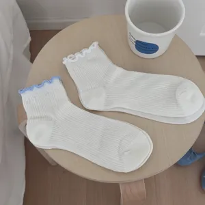 Damen weiße Socken mit süßem Rüschenrand, atmungsaktives Baumwolldesign für den täglichen Sommer.