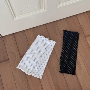Détail de chaussettes étriers à pois, tissu en coton respirant, style classique noir et blanc.