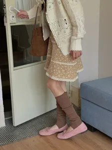 Cardigan in maglia gonna floreale scaldamuscoli impilati dettaglio outfit stile coreano chic