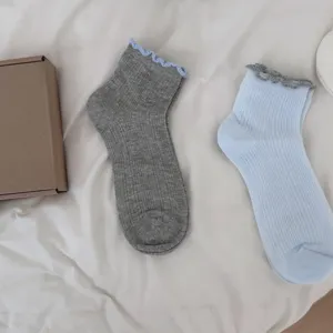 Detailaufnahme von gerippten Damen-Wadensocken mit schönen kontrastfarbenen Spitzenrüschen.