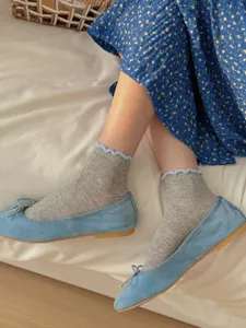 Detailansicht von atmungsaktiven Mesh-Mittelsocken für Damen mit blauer Kontrastspitze.