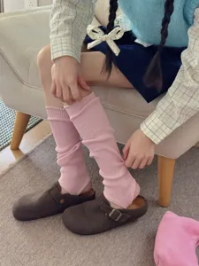 Primo piano dettagliato di comodi scaldamuscoli in maglia rosa, perfetto stile casual.