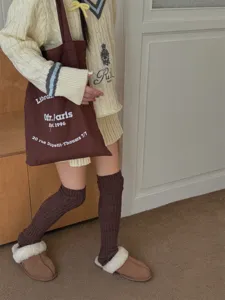 Set cardigan in maglia e scaldamuscoli marroni per outfit moda autunno donna.
