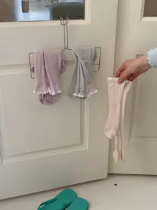 Vue détaillée de chaussettes femme à volants de dentelle, tricot côtelé doux et respirant.