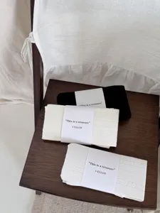 Detailopname van gevouwen zoete stijl panty's in zwart en wit met verpakking.