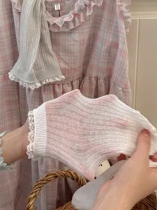 Chaussettes blanches transparentes en dentelle détail texture résille légère et douce.