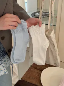 Damen süße Ballett Stil Rüschen Kurzsocken, atmungsaktive einfarbige Bubble Bündchen Socken.