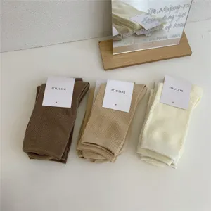 Lot de chaussettes montantes côtelées femme marron kaki blanc en coton mode décontractée.