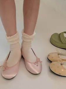 Atmungsaktive Damen-Sommersocken mit Rüschenbündchen in Weiß, süßes Ballett-Design Detail.
