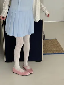 Gedetailleerde close-up van witte panty's met patroon, zoete stijl voor dagelijkse outfits.