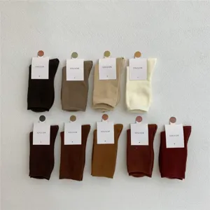 Nahaufnahme gerippter Baumwollsocken in Erdtönen mit einer ordentlichen Präsentation.